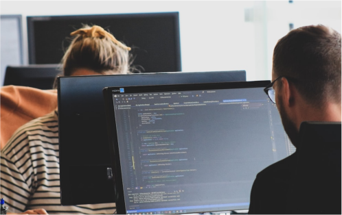 컴퓨터 앞에서 업무를 보고 있는 사람들